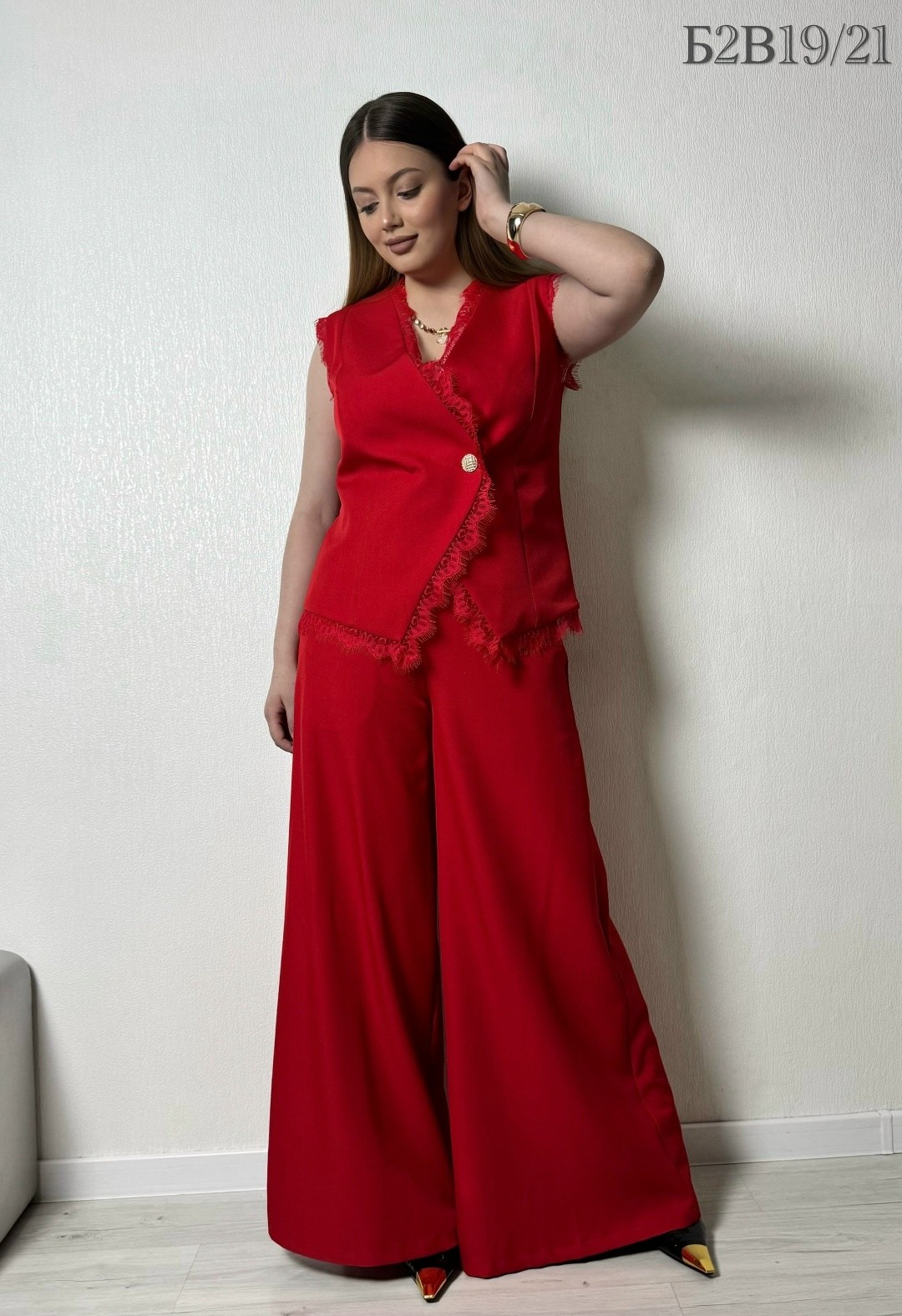 костюм брючный 1082 красный atelero,брючный костюм,красный костюм из текстиля с жилетом и брюками,брючный комплект atelero 1081 красный,брючный костюм с жилетом красный