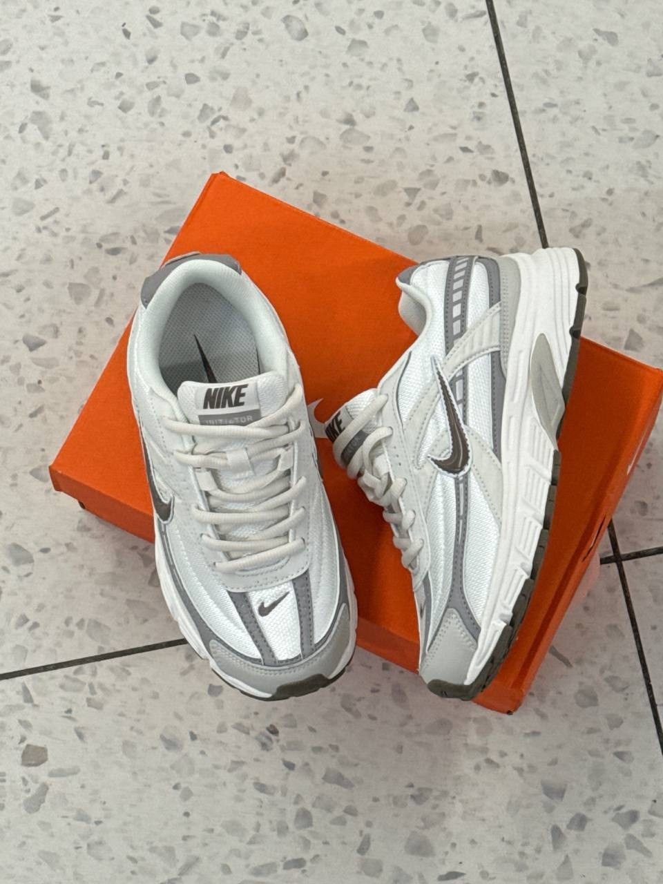 кроссовки nike initiator,женские кроссовки - initiator nike white/grey,кроссовки женские nike wmns initiator white/cerry/metallic silver,nike initiator,кроссовки nike