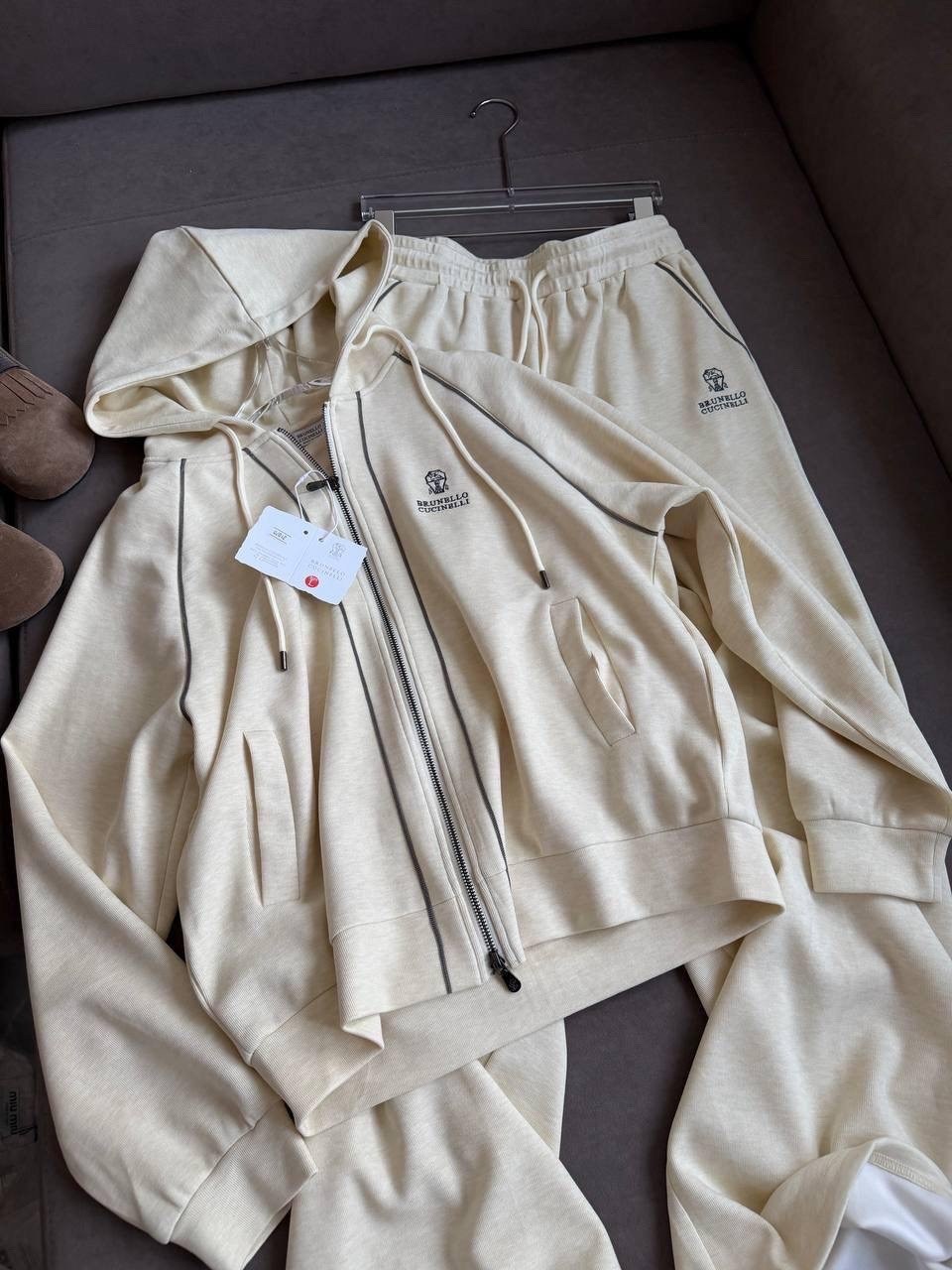 женский бежевый костюм loro piana premium,стильные костюмы,костюм бежевый,костюмы женские,костюм спортивный женский