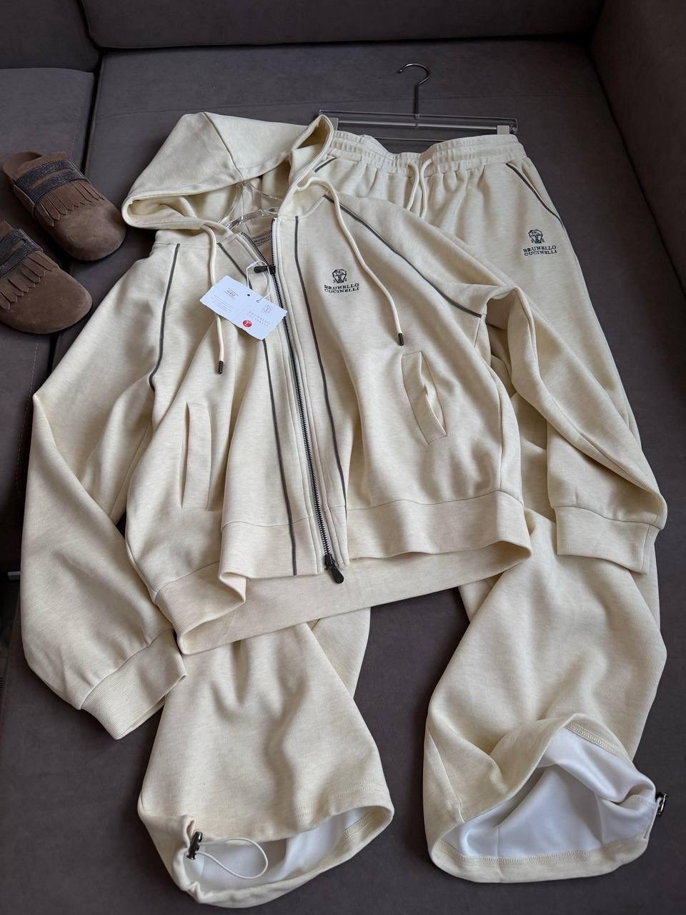 женский бежевый костюм loro piana premium,стильные костюмы,костюм бежевый,костюмы женские,костюм спортивный женский