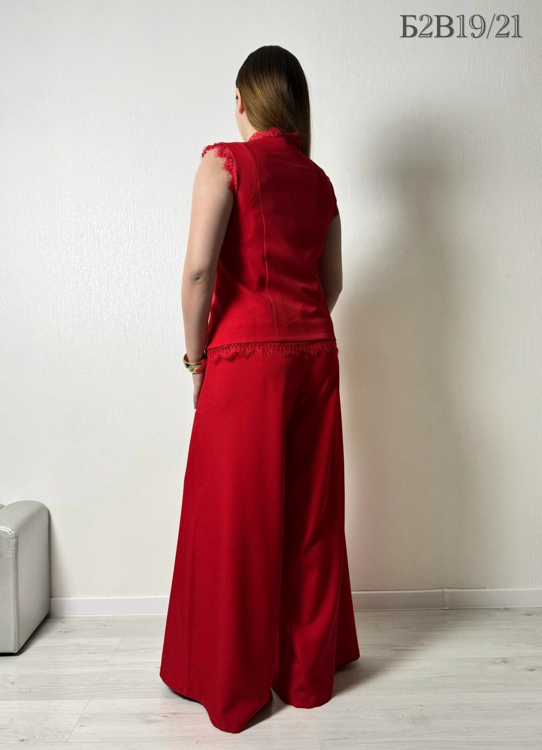 костюм брючный 1082 красный atelero,брючный костюм,красный костюм из текстиля с жилетом и брюками,брючный комплект atelero 1081 красный,брючный костюм с жилетом красный