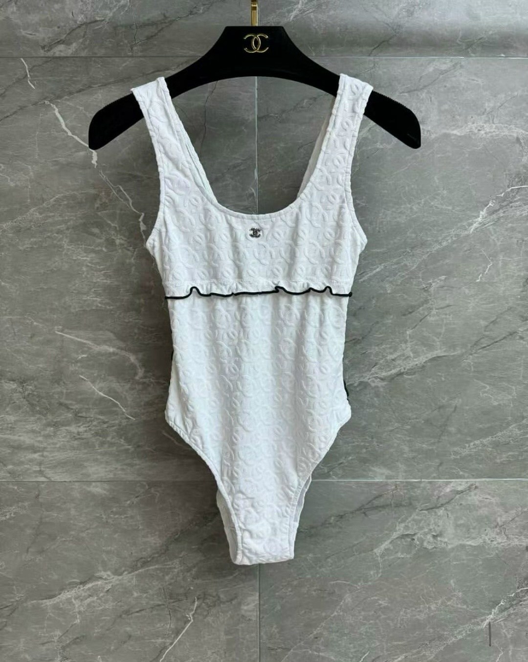белые купальники,купальник женские,шанель купальники белый,купальник шанель,женщина купальник