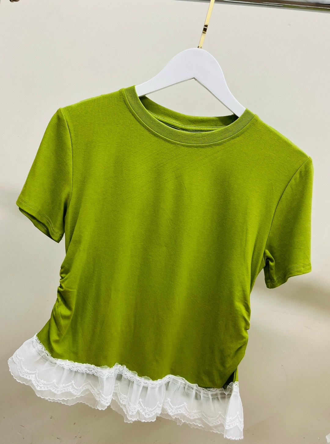 футболка с кружевами,футболка с оборками,футболки женская,футболки модные,белая женская футболка