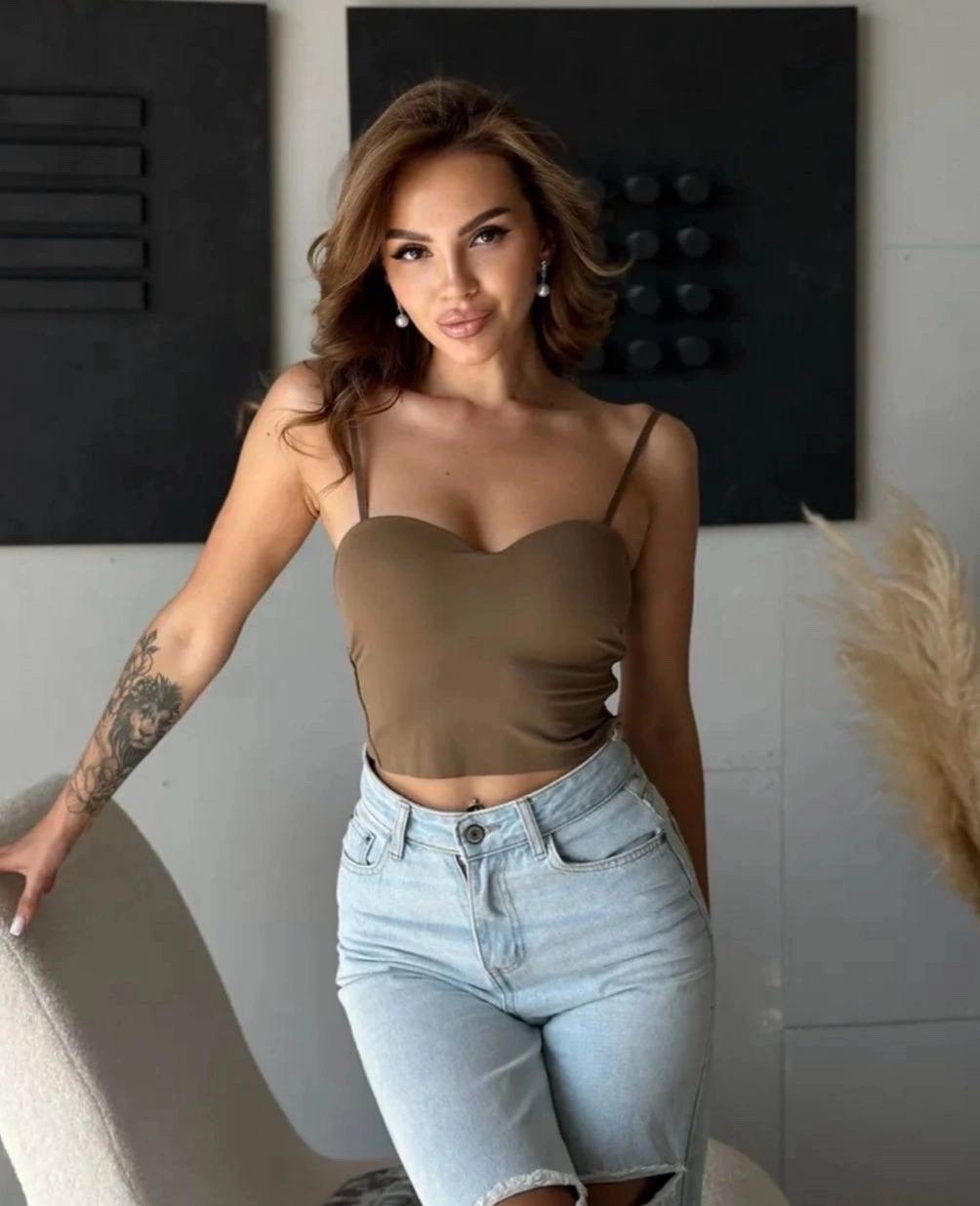 женский топ,топик женский / кроп топ с чашечками,топ летний с чашками на бретельках,женский кроп топ,топ летний с чашками на бретельках v svete