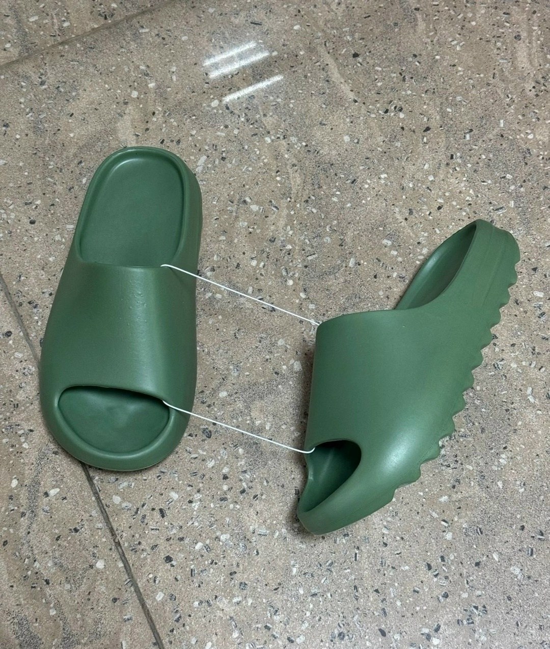 шлепанцы adidas yeezy slide,тапки модные,adidas yeezy slide,модные тапочки,резиновые шлепанцы