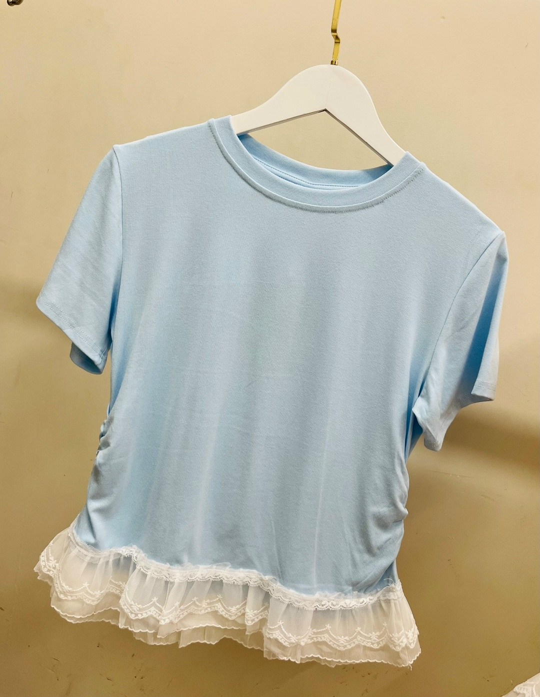 футболка с кружевами,футболка с оборками,футболки женская,футболки модные,белая женская футболка