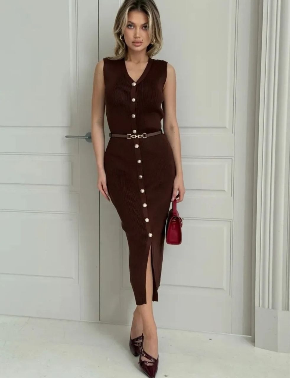 платье жилет трикотажное с ремешком emberens,платье трикотажное,коричневое платье,трикотажное миди платье,платье трикотажное с ремешком