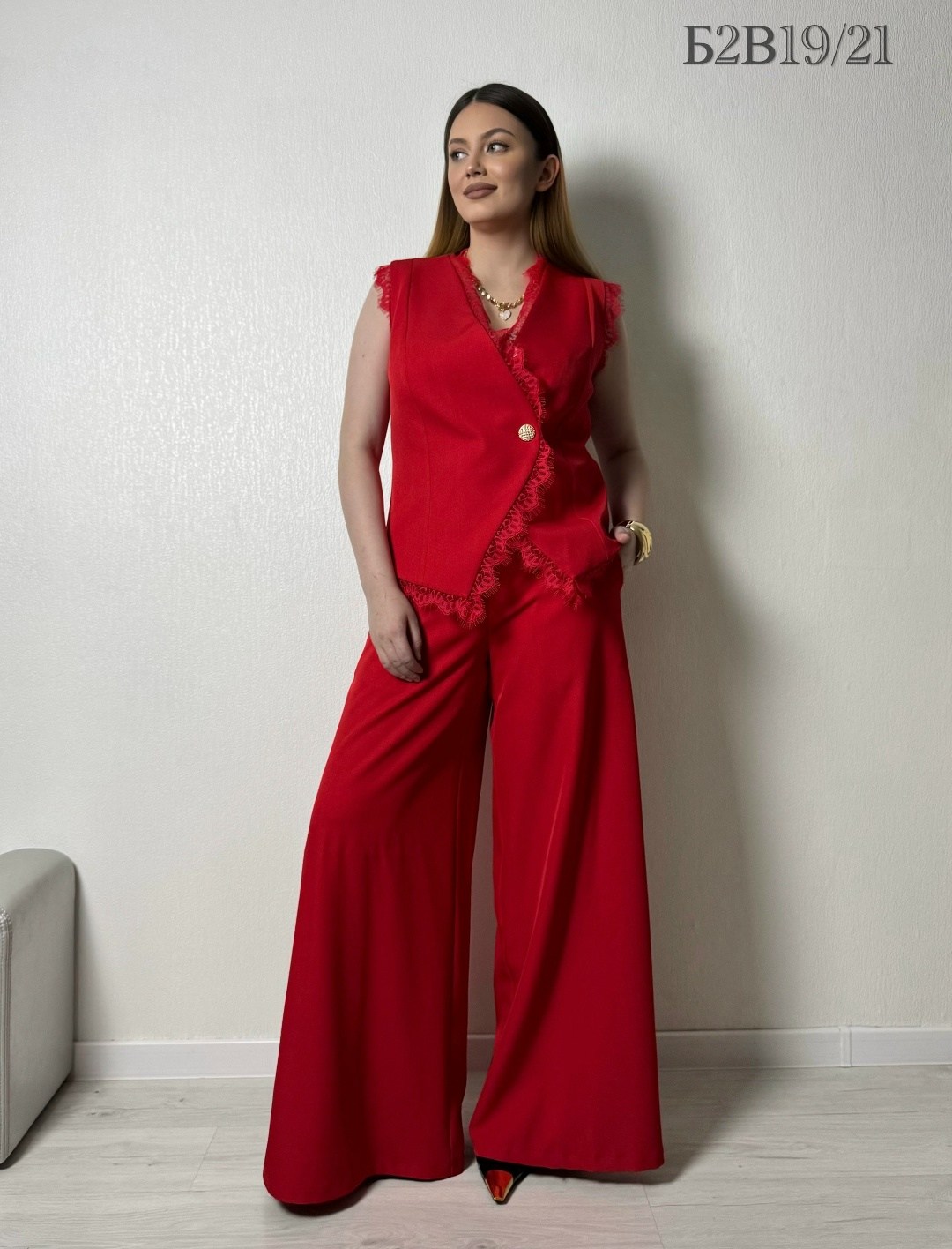 костюм брючный 1082 красный atelero,брючный костюм,красный костюм из текстиля с жилетом и брюками,брючный комплект atelero 1081 красный,брючный костюм с жилетом красный