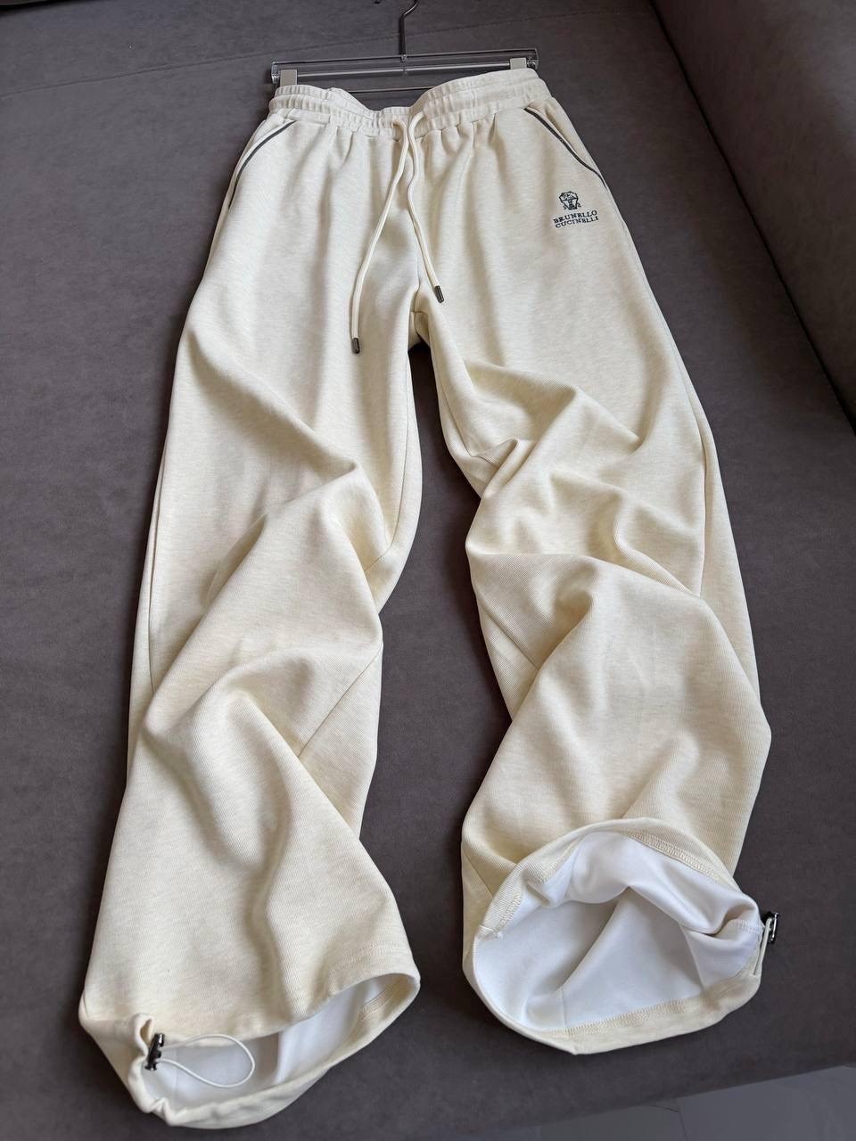 женский бежевый костюм loro piana premium,стильные костюмы,костюм бежевый,костюмы женские,костюм спортивный женский