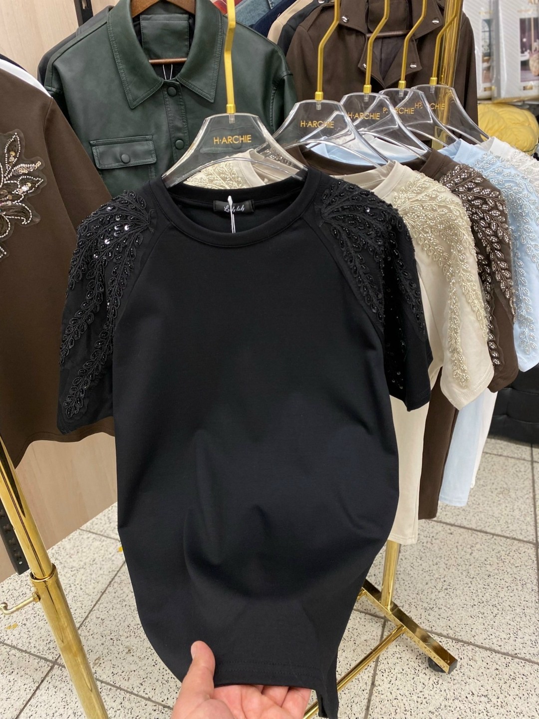 футболка со стразами,женская футболка,женская футболка со стразами,футболки с погонами,модная блузка