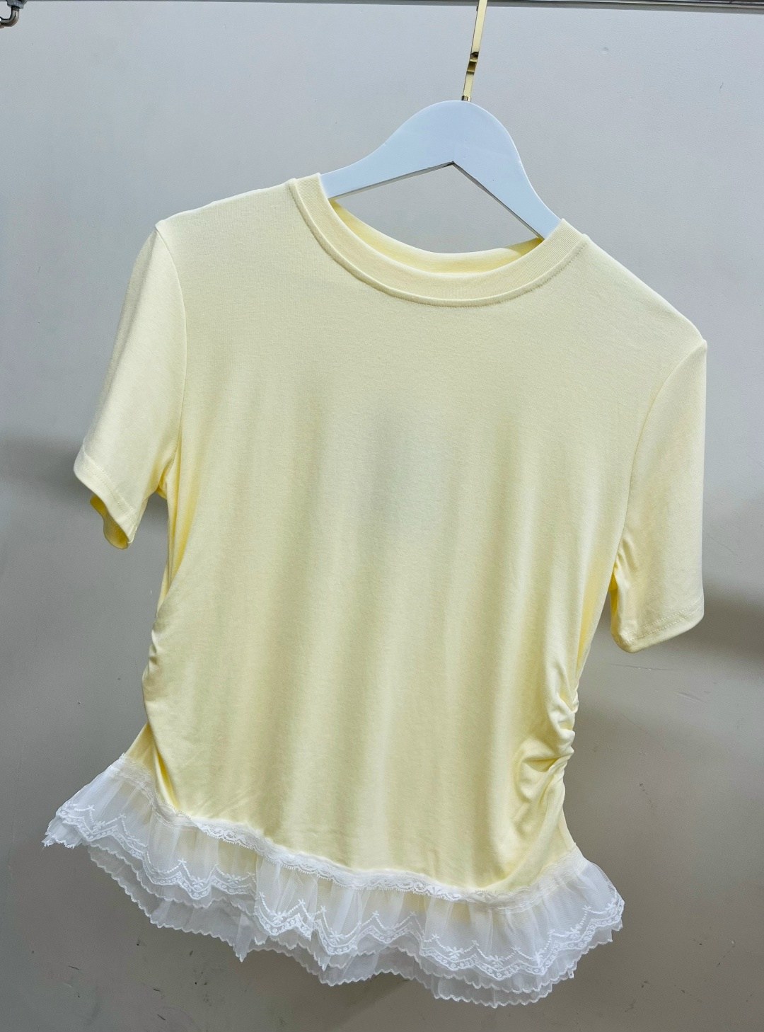 футболка с кружевами,футболка с оборками,футболки женская,футболки модные,белая женская футболка