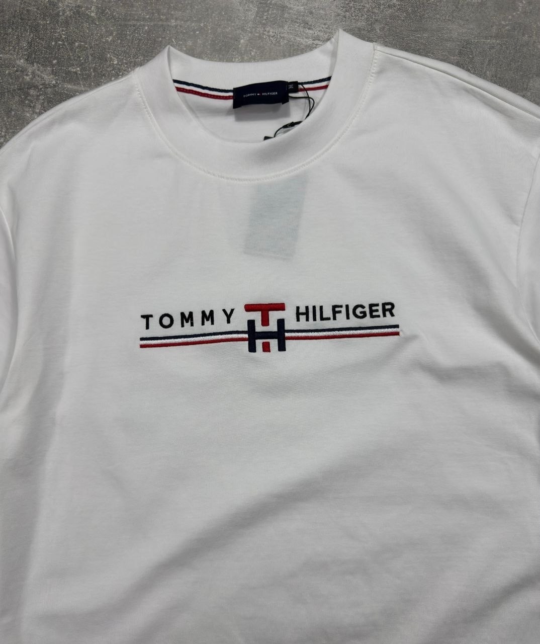 футболка мужская tommy hilfiger,футболка tommy hilfiger белый,футболка tommy hilfiger,футболка томми хилфигер реплика,белая футболка томми хилфигер