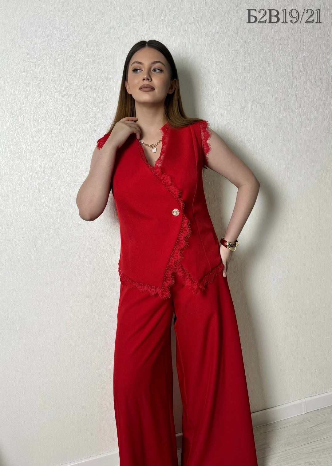 костюм брючный 1082 красный atelero,брючный костюм,красный костюм из текстиля с жилетом и брюками,брючный комплект atelero 1081 красный,брючный костюм с жилетом красный