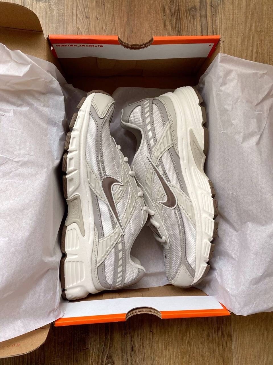 кроссовки nike initiator,женские кроссовки - initiator nike white/grey,кроссовки женские nike wmns initiator white/cerry/metallic silver,nike initiator,кроссовки nike