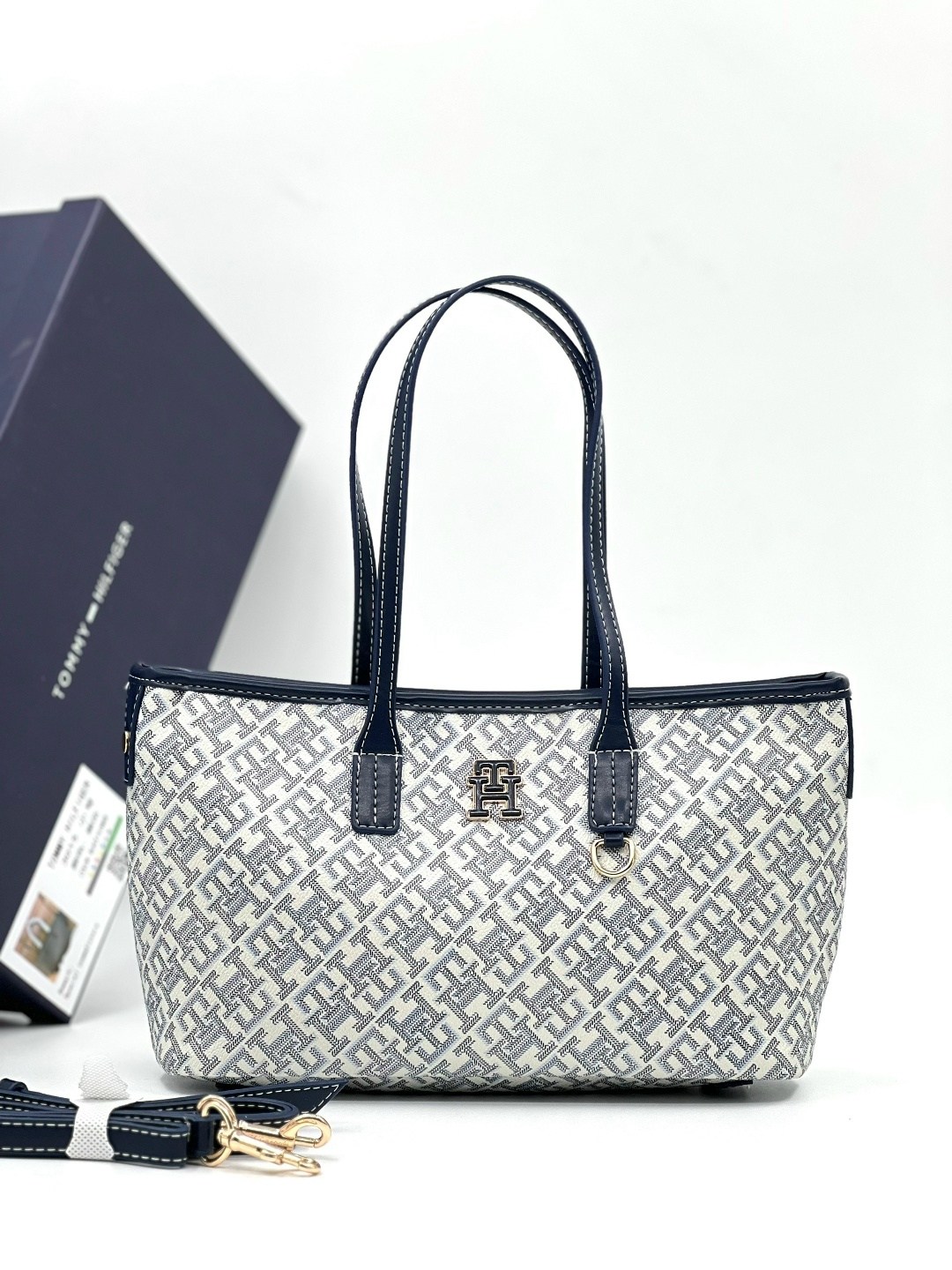 сумка tommy hilfiger,синяя сумка томми хилфигер,сумка-тоут с монограммой tommy hilfiger,сумки,женская сумка