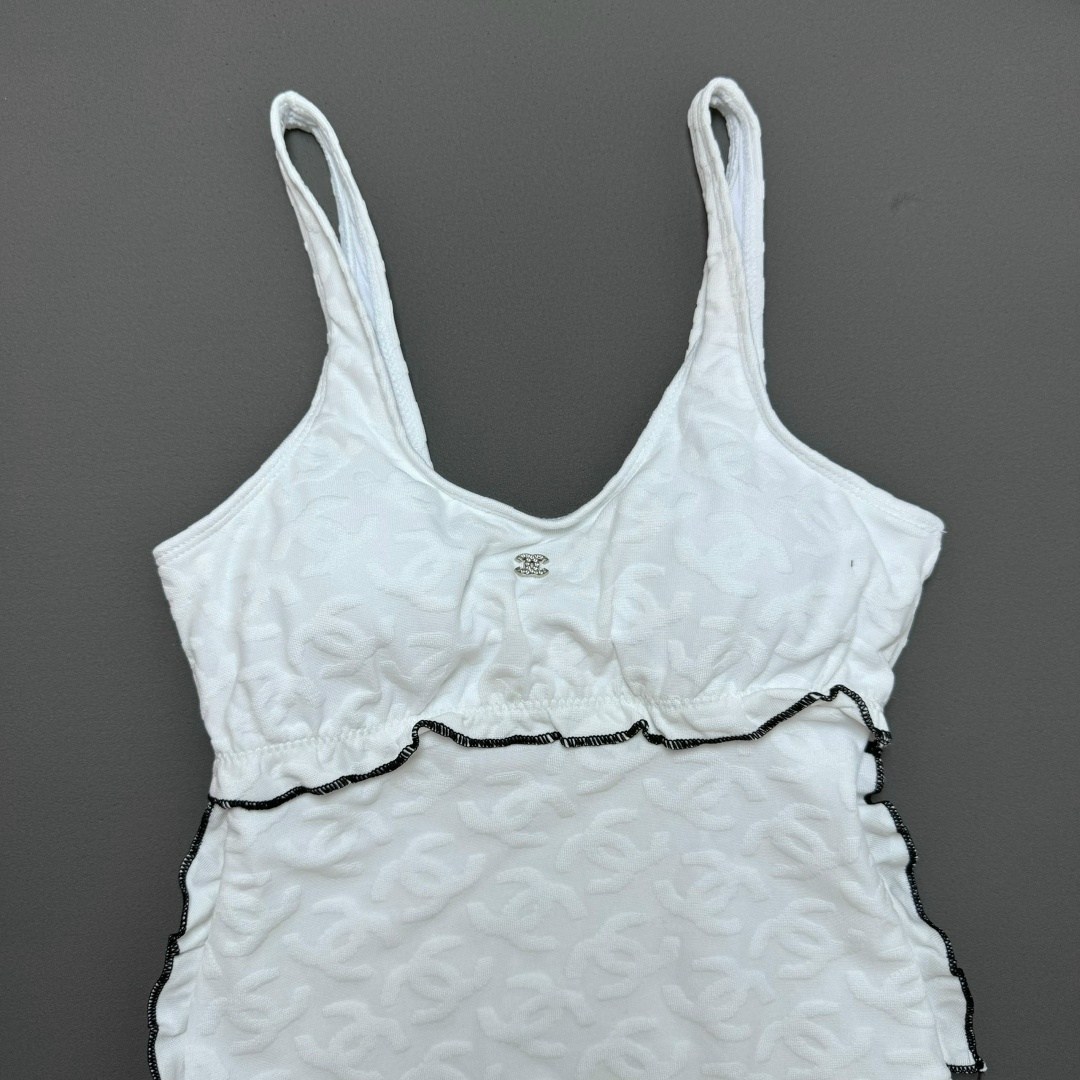 белые купальники,купальник женские,шанель купальники белый,купальник шанель,женщина купальник