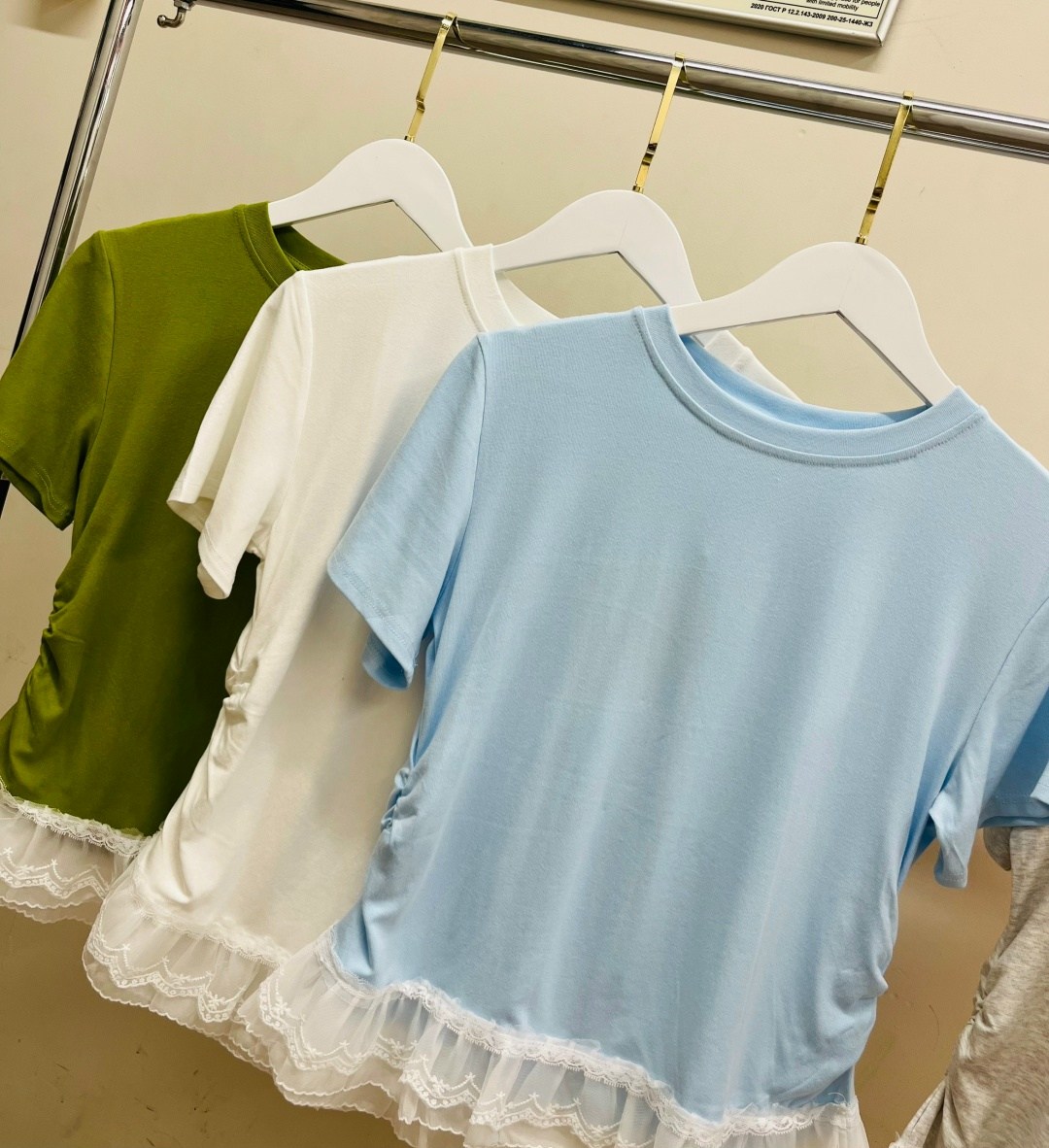 футболка с кружевами,футболка с оборками,футболки женская,футболки модные,белая женская футболка