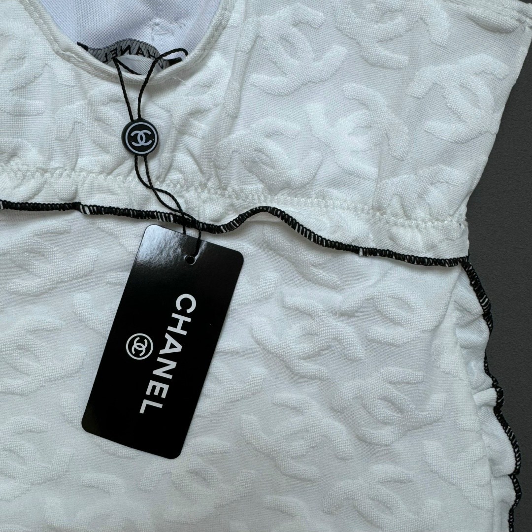 белые купальники,купальник женские,шанель купальники белый,купальник шанель,женщина купальник