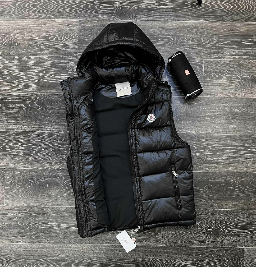 жилетка moncler,жилет moncler,жилетка moncler черная утепленная c капюшоном,пуховик мужской moncler,moncler мужской жилет