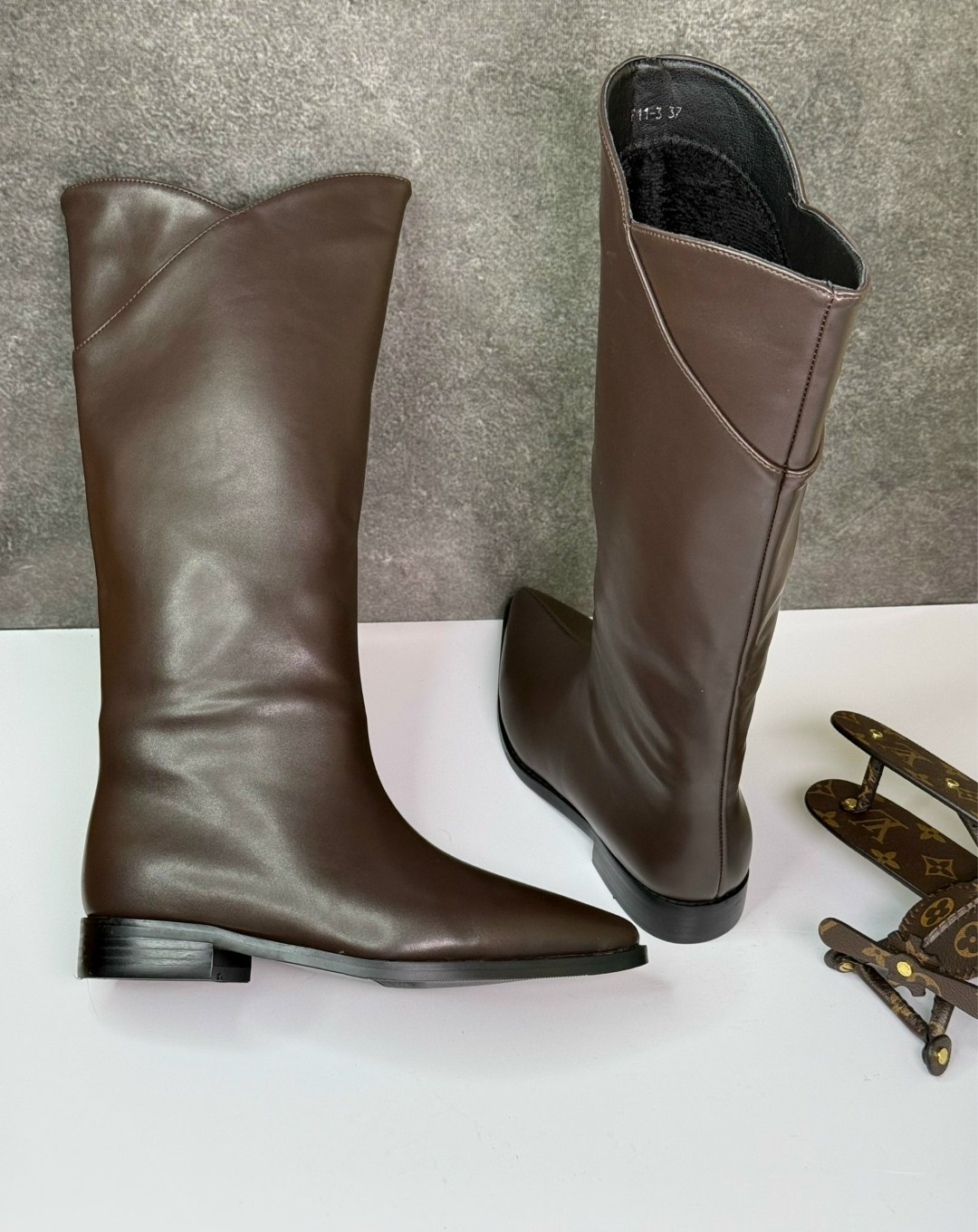 женские сапоги,,сапоги,модные женские сапоги,пикантные женские сапоги до колена, кожаная  на среднем каблуке