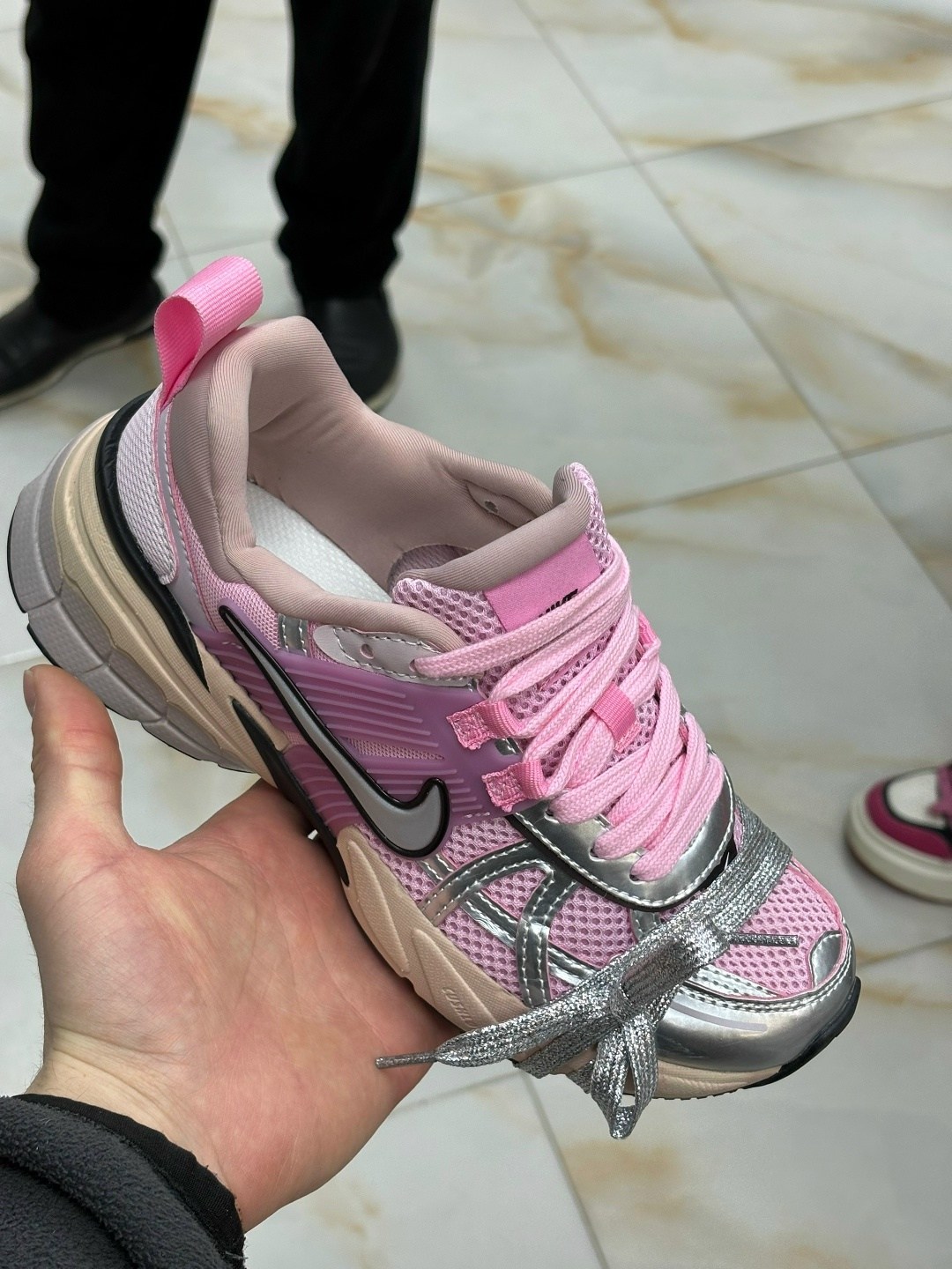 кроссовки для женщин nike initiator pink,nike кроссовки,женские беговые кроссовки nike initiator ярко-розовый,кроссовки nike v 2 k run,кроссовки беговые женские