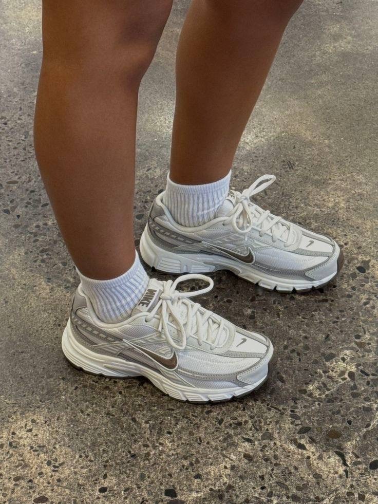 кроссовки nike initiator,женские кроссовки - initiator nike white/grey,кроссовки женские nike wmns initiator white/cerry/metallic silver,nike initiator,кроссовки nike