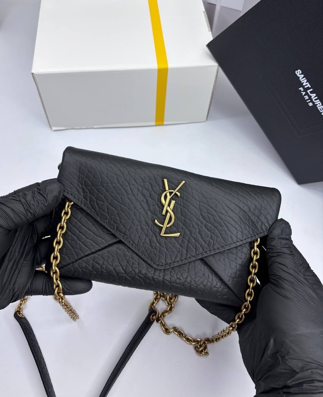 yves saint laurent сумка,cумка saint laurent,сумка на плечо saint laurent,черная женская сумка saint laurent на цепочке,женский графитовый клатч на цепочке saint laurent