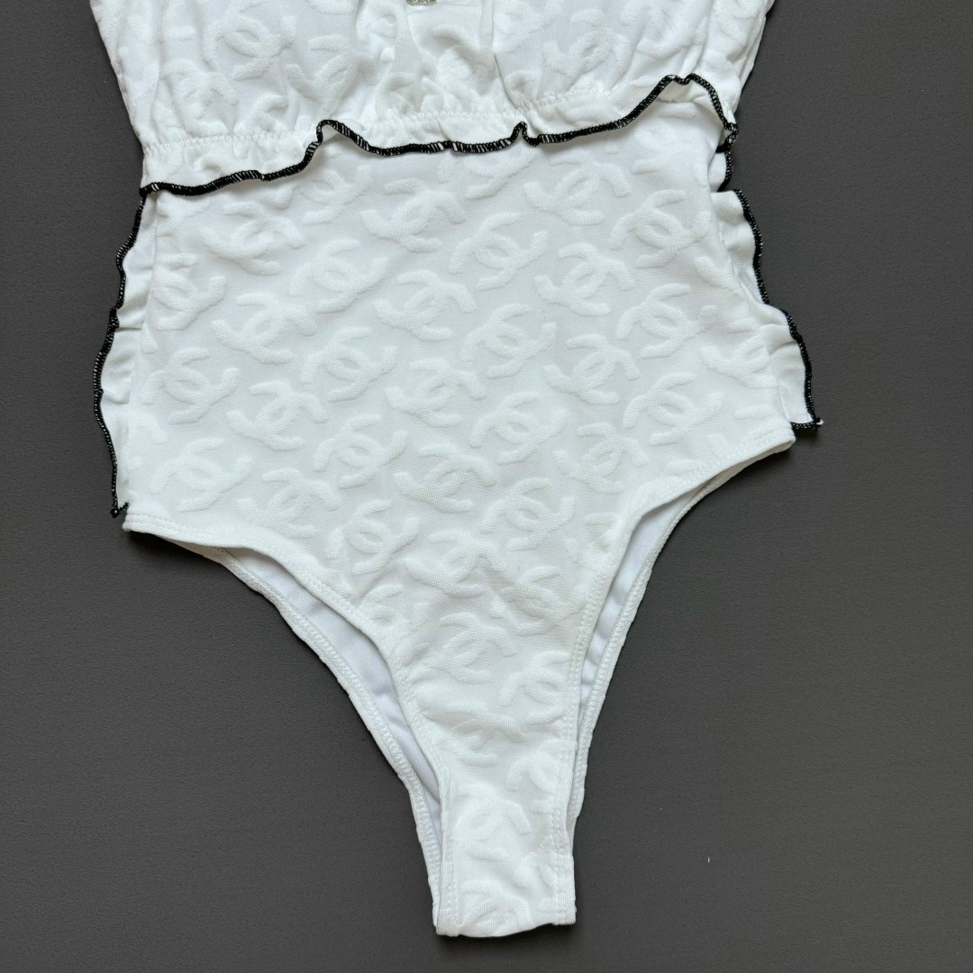 белые купальники,купальник женские,шанель купальники белый,купальник шанель,женщина купальник