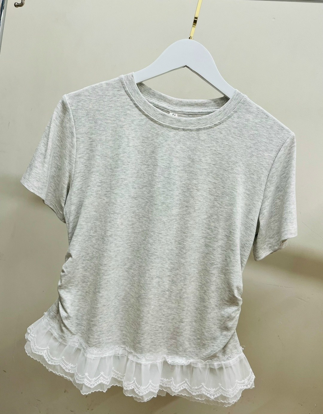 футболка с кружевами,футболка с оборками,футболки женская,футболки модные,белая женская футболка