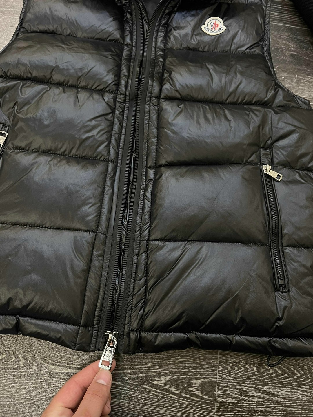 жилетка moncler,жилет moncler,жилетка moncler черная утепленная c капюшоном,пуховик мужской moncler,moncler мужской жилет