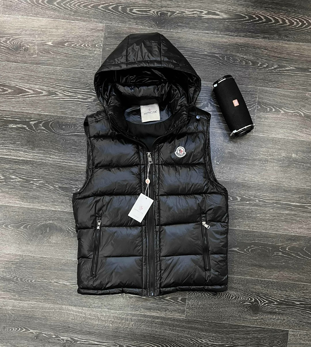 жилетка moncler,жилет moncler,жилетка moncler черная утепленная c капюшоном,пуховик мужской moncler,moncler мужской жилет