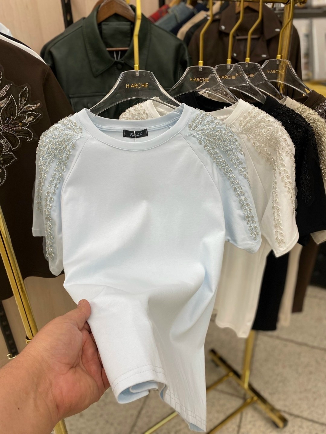 футболка со стразами,женская футболка,женская футболка со стразами,футболки с погонами,модная блузка