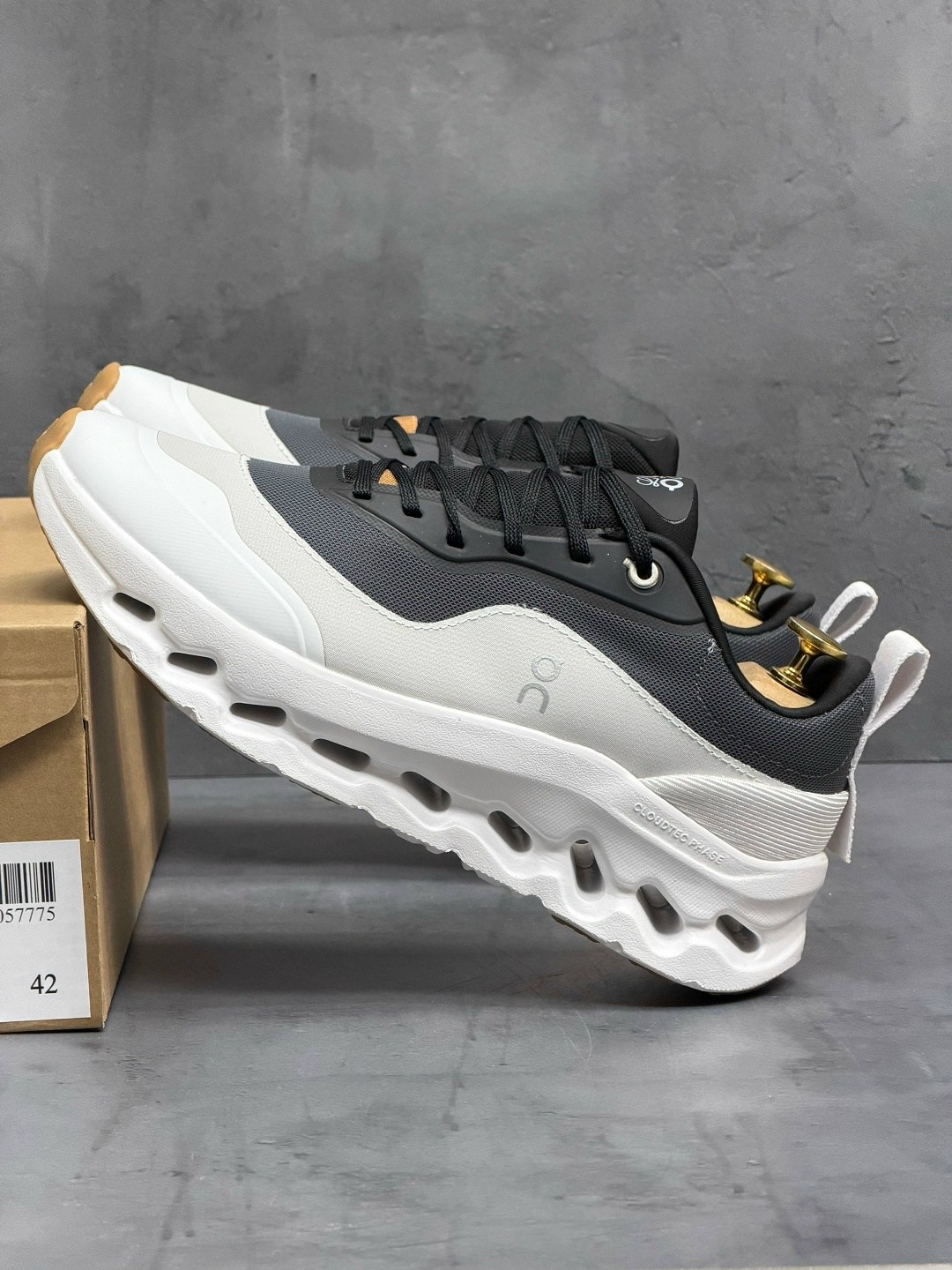 кроссовки cloudtilt 2. 0 из коллаборации с loewe on running серый,кроссовки loewe,кроссовки cloudtilt 2 tan white gum из коллаборации с loewe on running,on cloud x loewe 9848 повседневные кроссовки,on