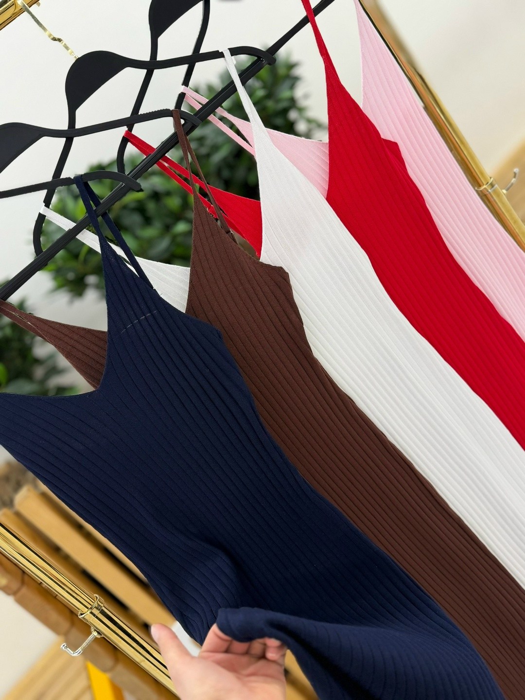 приталенное платье,трикотажное платье,платье миди,платье черное,женская платье