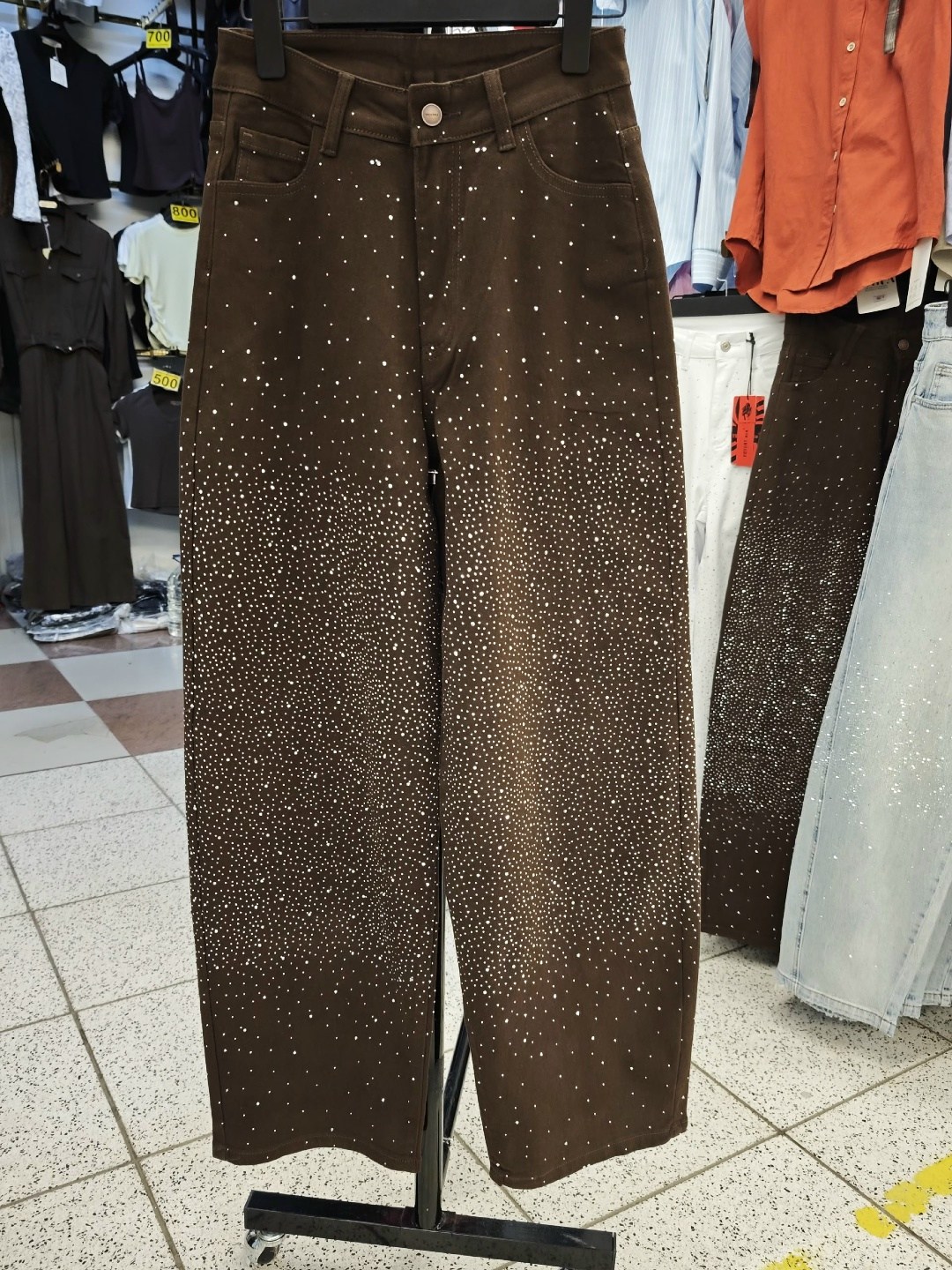 джинсы клеш со стразами h&a collection,джинсы со стразами,джинсы со стразами и блестками,брюки со стразами,джинсы широкого кроя со стразами, коричневый