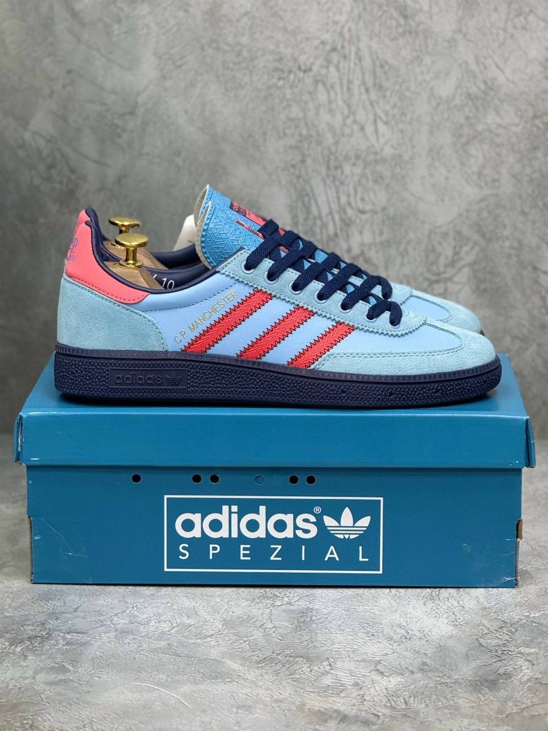 кроссовки adidas manchester spezial x c.p. company,кроссовки spezial c p company manchester adidas,кроссовки c.p. company x adidas manchester blue,кеды кроссовки adidas spezial c p company manchester,