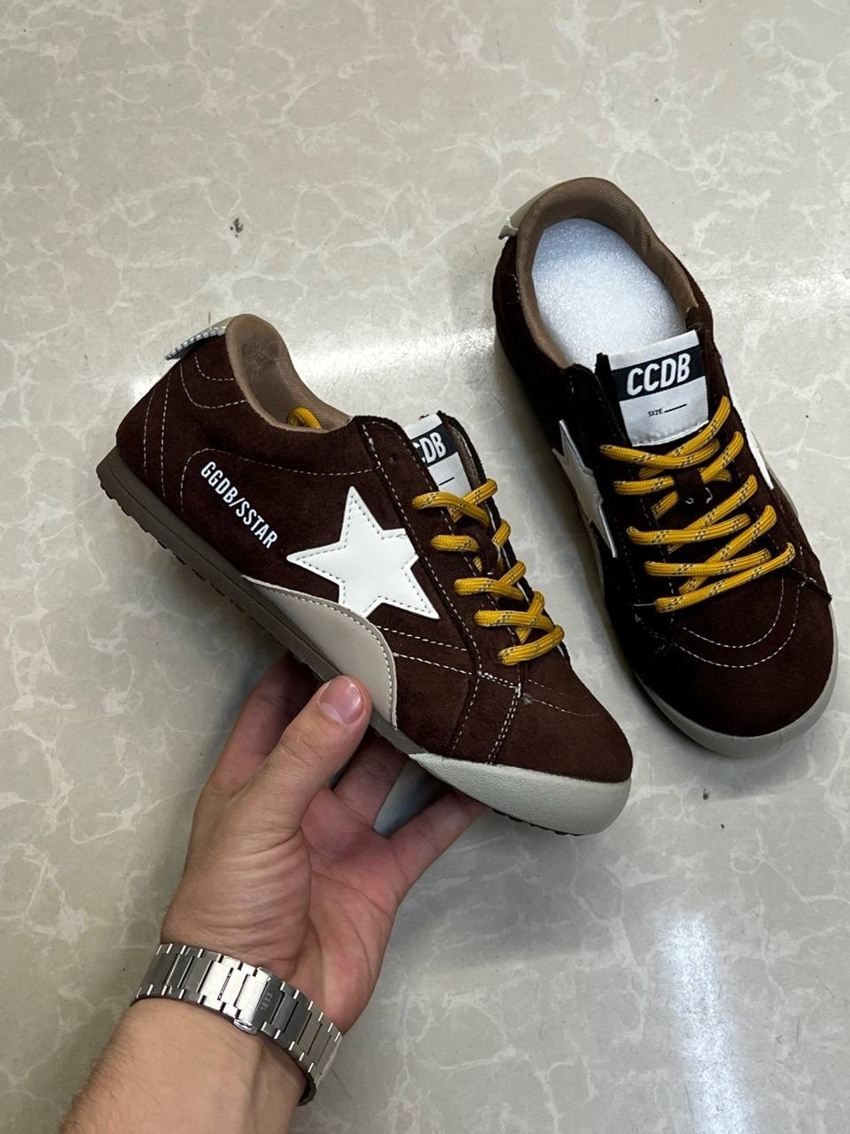 golden goose кроссовки super-star коричневый,коричневые кроссовки ball star golden goose anthracite silver,мужские замшевые низкие кроссовки с вышитыми звездами superstar golden goose коричневый,кросс