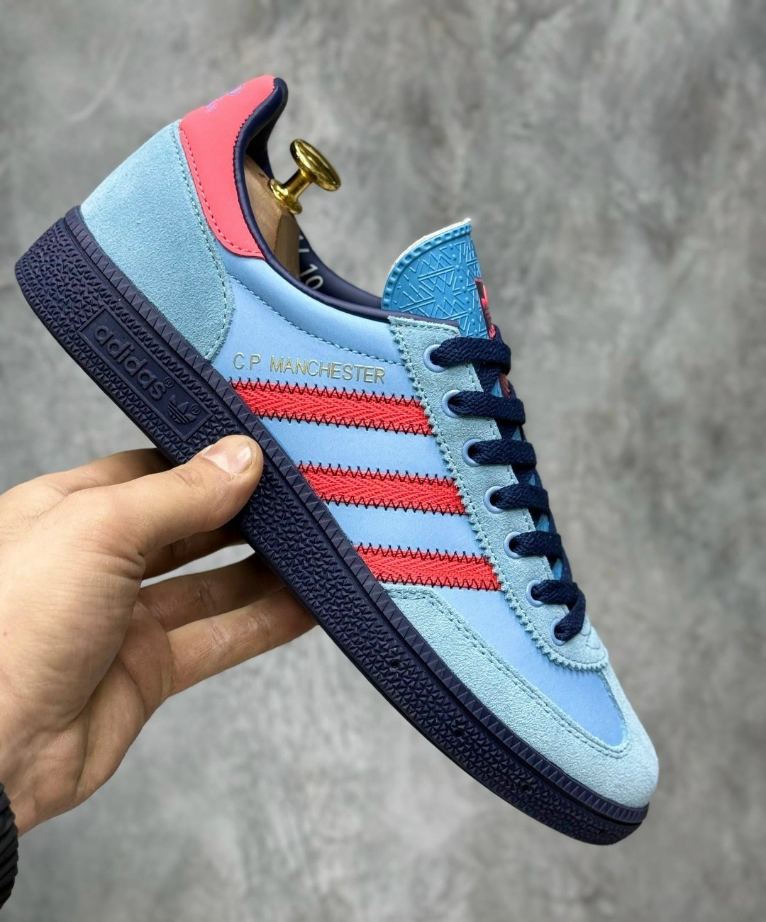 кроссовки adidas manchester spezial x c.p. company,кроссовки spezial c p company manchester adidas,кроссовки c.p. company x adidas manchester blue,кеды кроссовки adidas spezial c p company manchester,