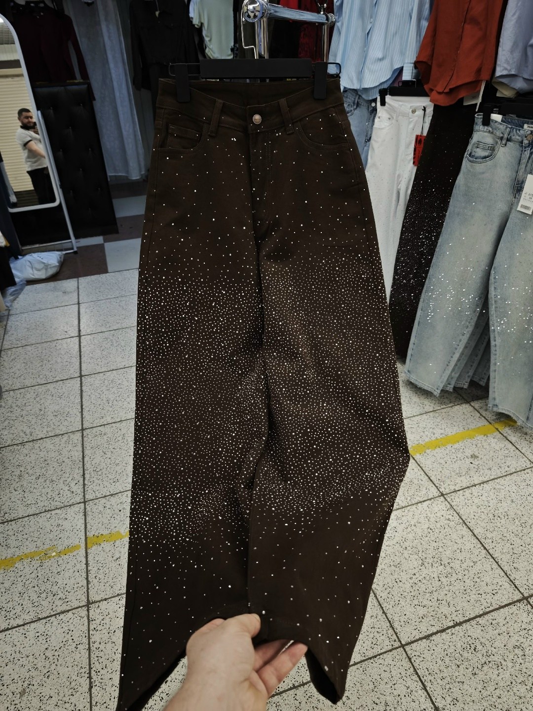 джинсы клеш со стразами h&a collection,джинсы со стразами,джинсы со стразами и блестками,брюки со стразами,джинсы широкого кроя со стразами, коричневый