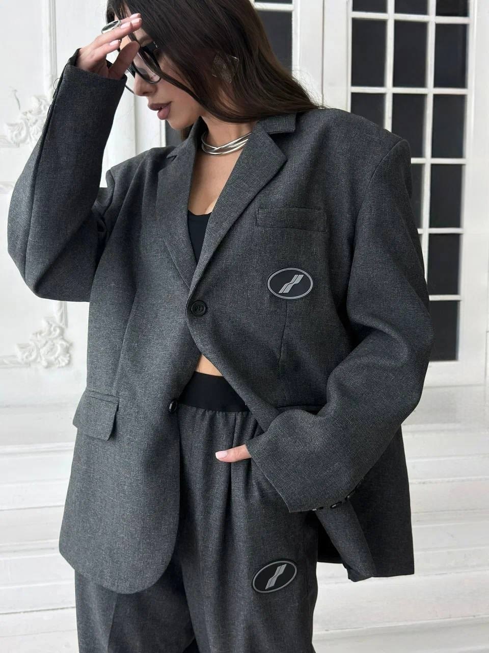 брючный костюм,серый брючный костюм,стильные костюмы,брючный костюм женский,костюм брючный с пиджаком оверсайз savori