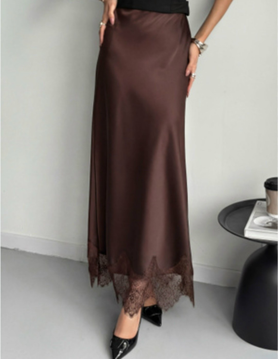 юбка миди с кружевной отделкой коричневый,атласная юбка с кружевом,юбка миди с кружевом,юбка с кружевами,юбка