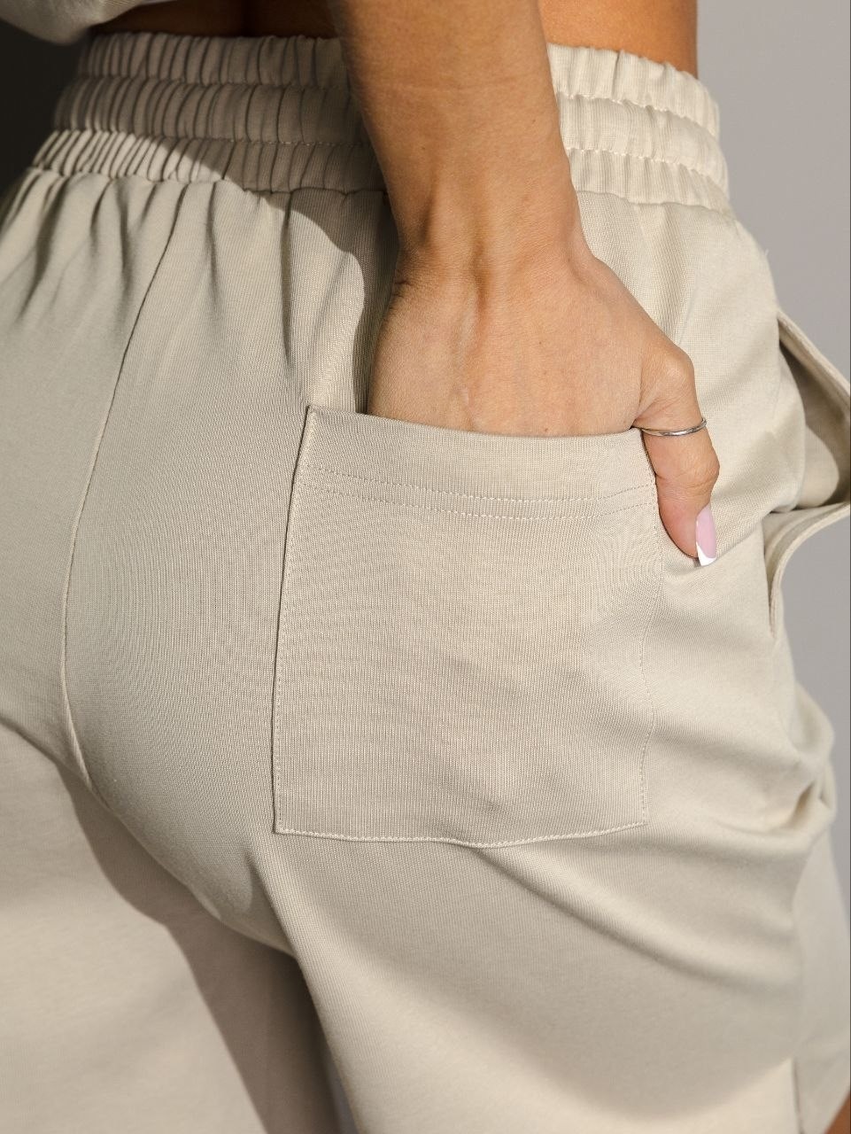 женские шорты,шорты бермуды,шорты повседневные,модные образы,бежевые шорты