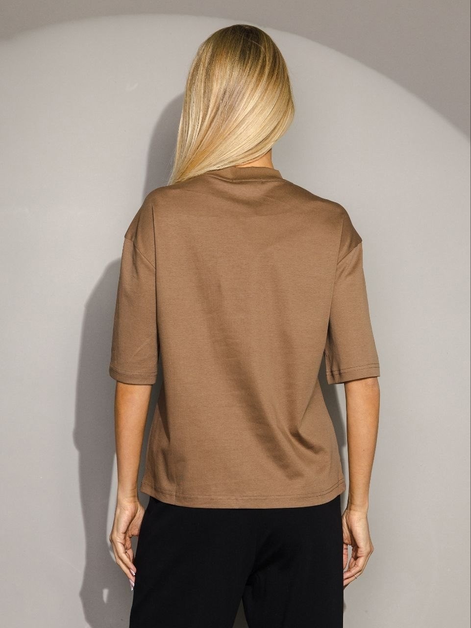 джемпер бежевый,костюм с брюками,брюки светлые,футболки женская,брюки свободного кроя