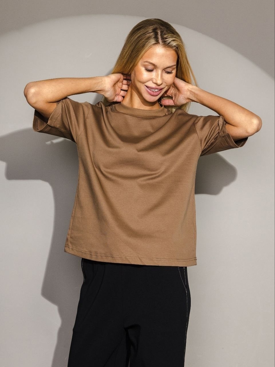 джемпер бежевый,костюм с брюками,брюки светлые,футболки женская,брюки свободного кроя