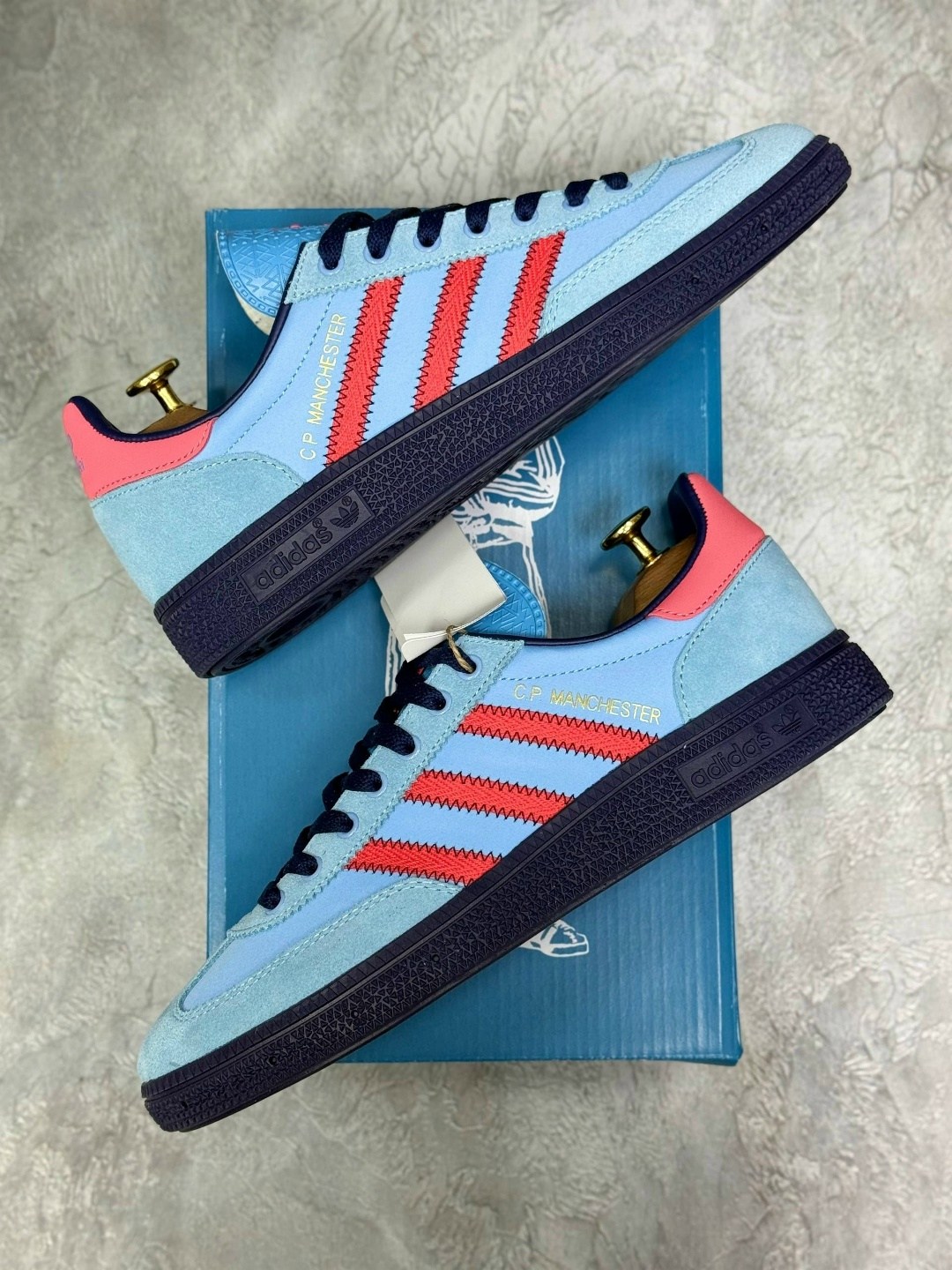 кроссовки adidas manchester spezial x c.p. company,кроссовки spezial c p company manchester adidas,кроссовки c.p. company x adidas manchester blue,кеды кроссовки adidas spezial c p company manchester,