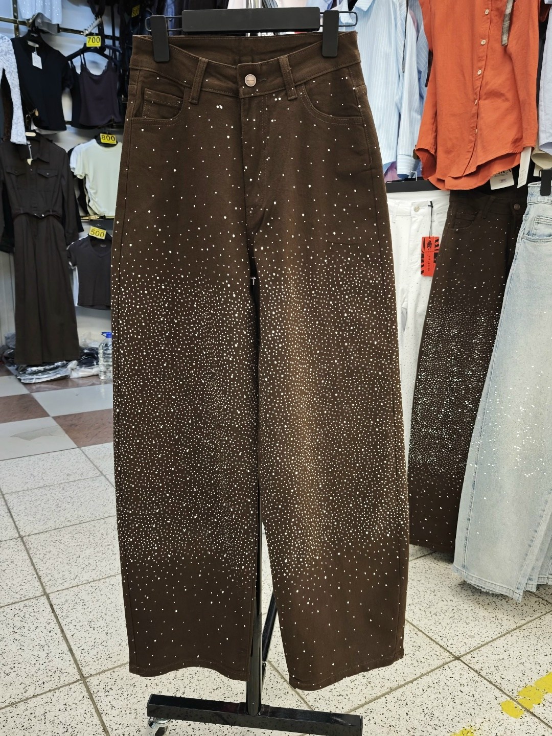 джинсы клеш со стразами h&a collection,джинсы со стразами,джинсы со стразами и блестками,брюки со стразами,джинсы широкого кроя со стразами, коричневый