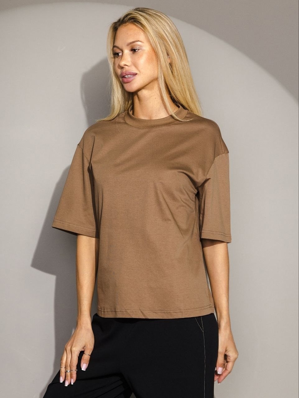 джемпер бежевый,костюм с брюками,брюки светлые,футболки женская,брюки свободного кроя