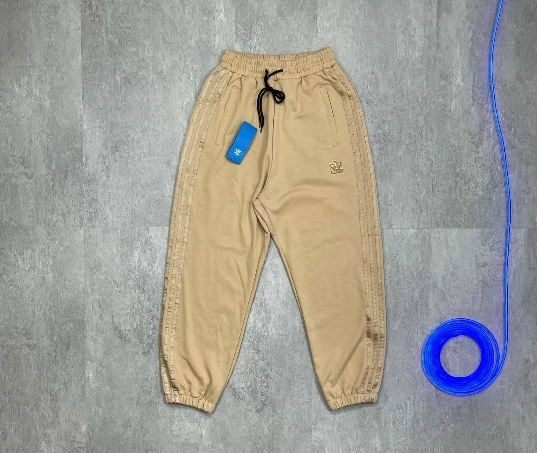 бежевые спортивные штаны мужские,спортивные штаны,штаны адидас джоггеры с полосками,брюки спортивные,штаны джоггеры спортивные