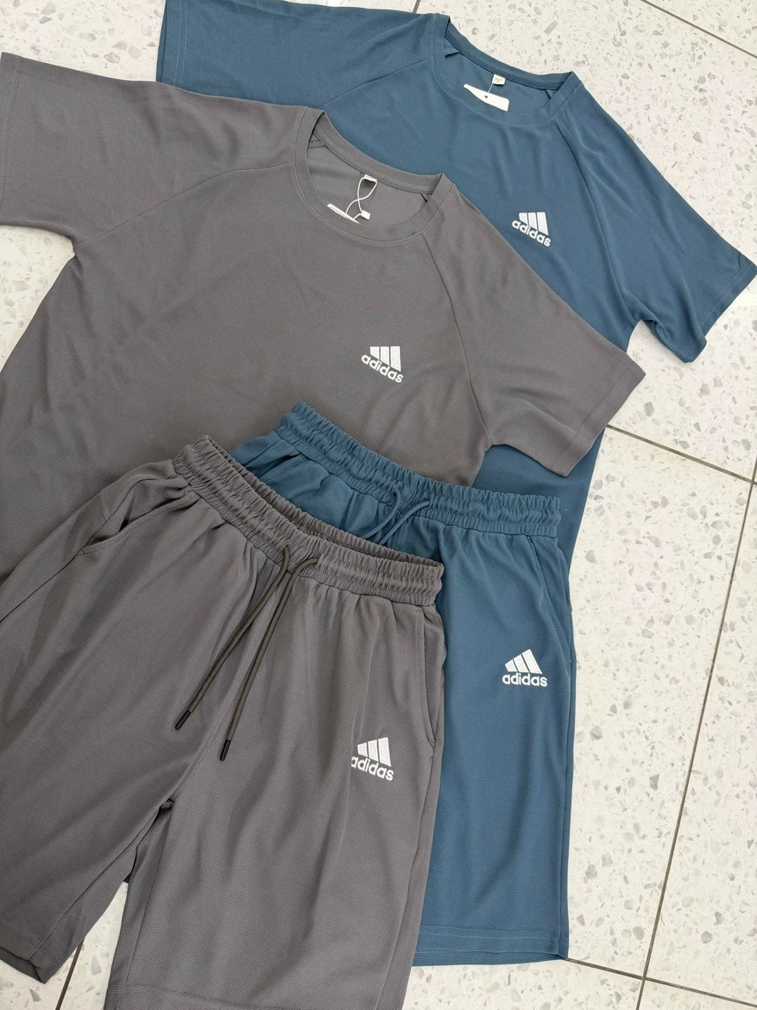 комплект одежды adidas,костюмы спортивный adidas,костюм спортивный мужской,комплект футболок adidas,спортивные костюм