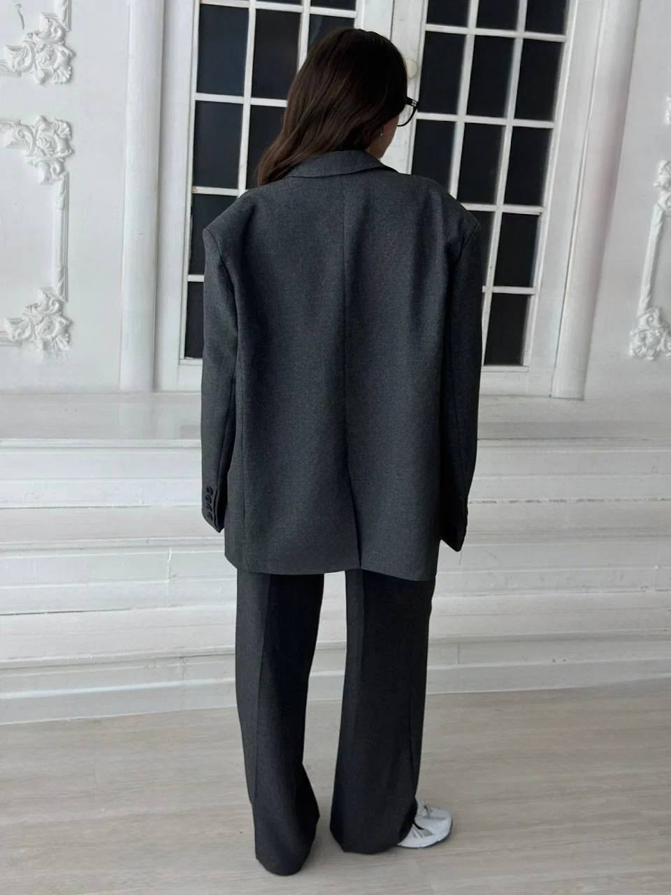 брючный костюм,серый брючный костюм,стильные костюмы,брючный костюм женский,костюм брючный с пиджаком оверсайз savori